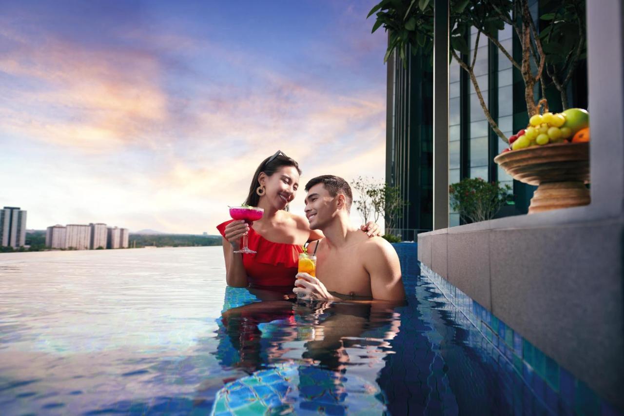 Doubletree By Hilton Shah Alam I-City Екстериор снимка Infinity pool at The View