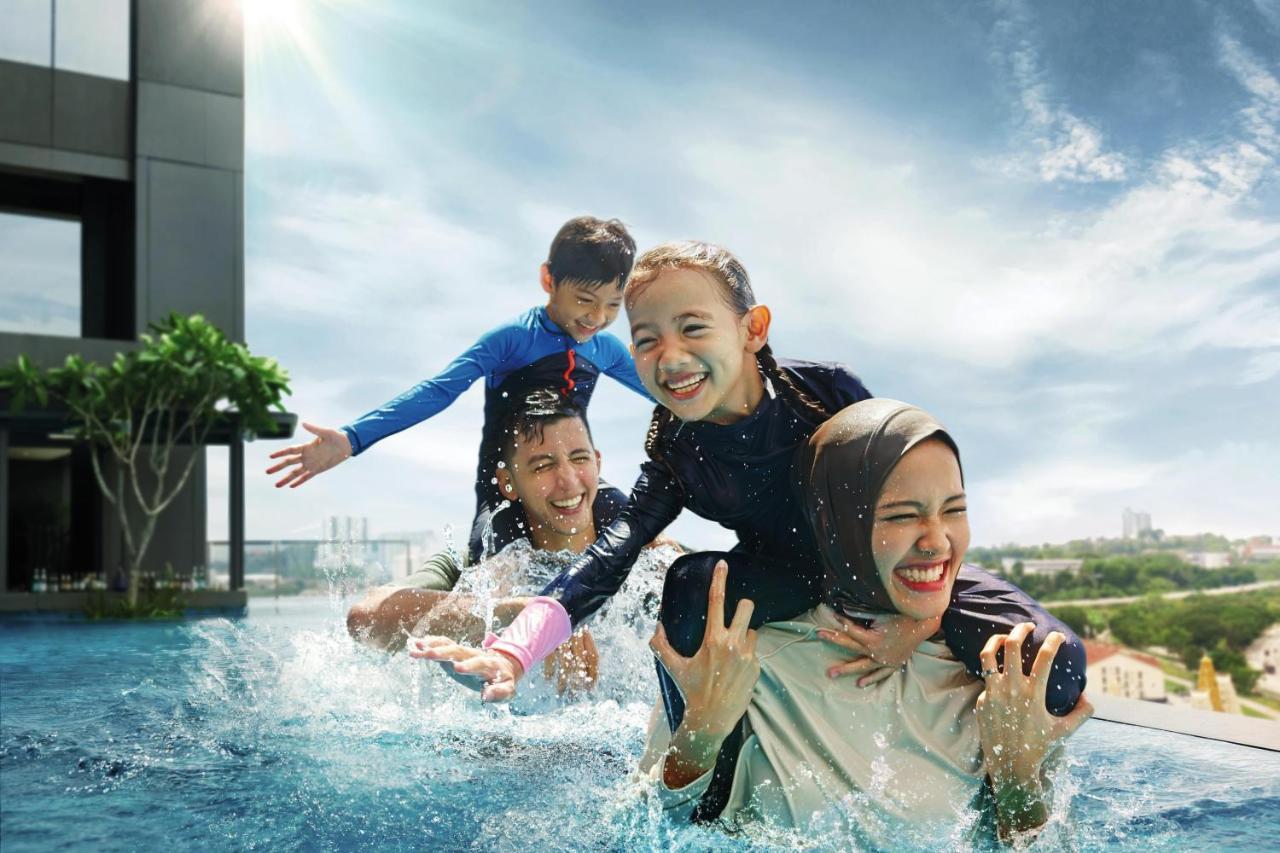 Doubletree By Hilton Shah Alam I-City Екстериор снимка Family at the pool