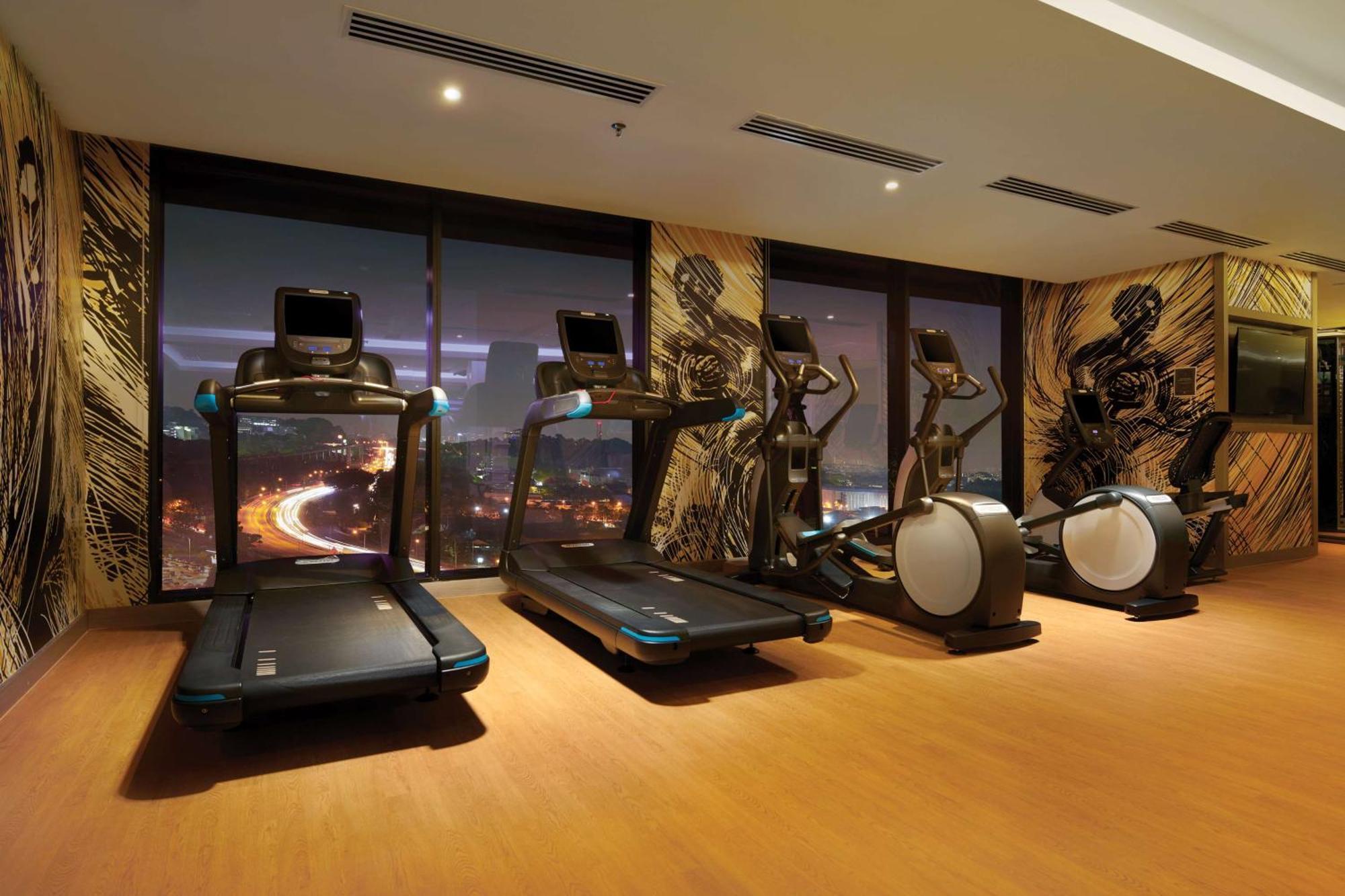 Doubletree By Hilton Shah Alam I-City Екстериор снимка The gym at the hotel