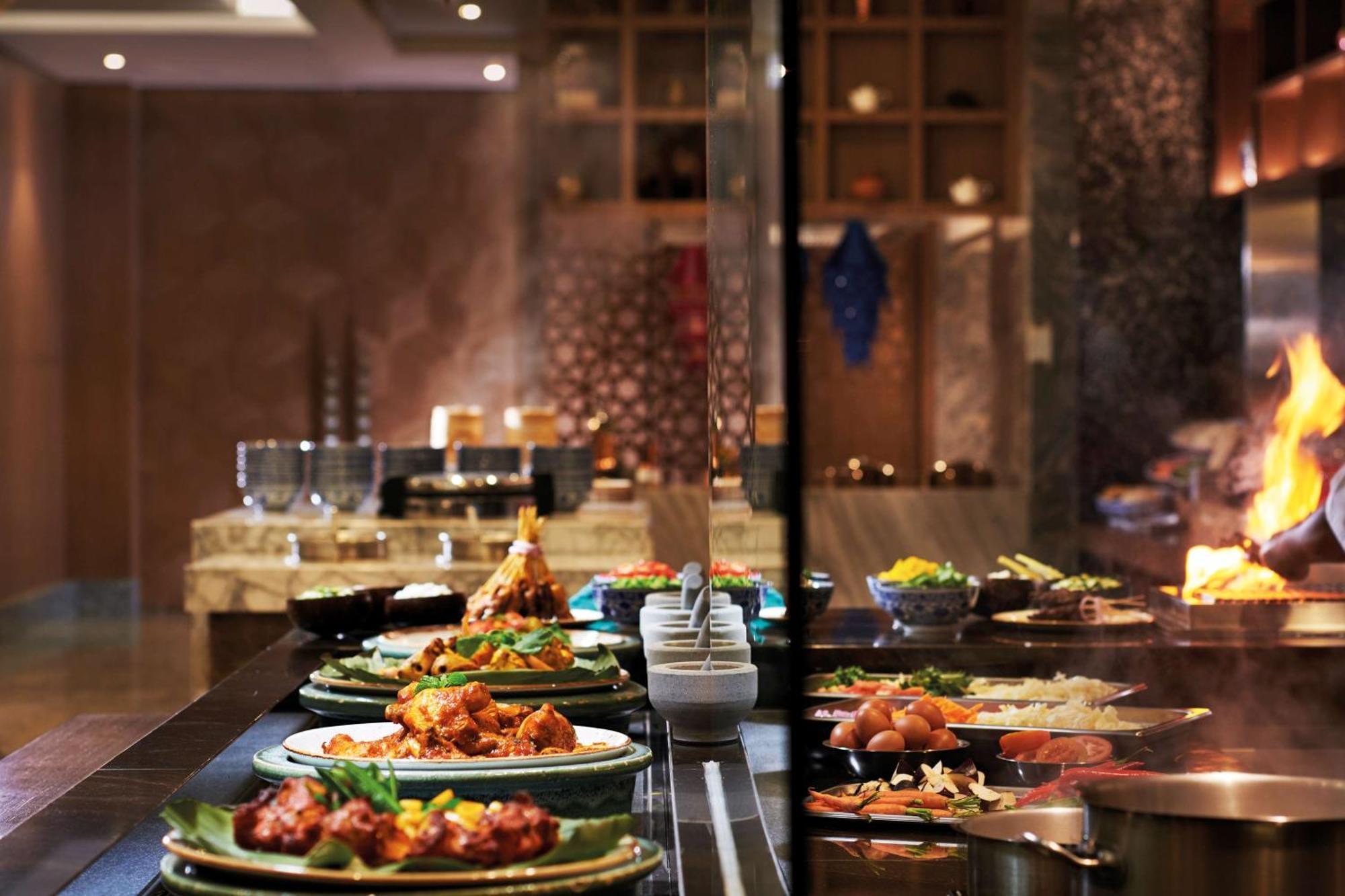 Doubletree By Hilton Shah Alam I-City Екстериор снимка A buffet at a restaurant