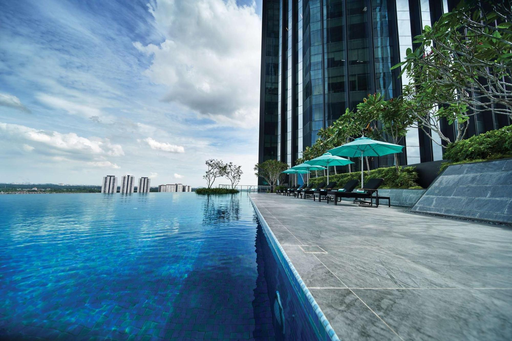 Doubletree By Hilton Shah Alam I-City Екстериор снимка Infinity pool at the 50th floor